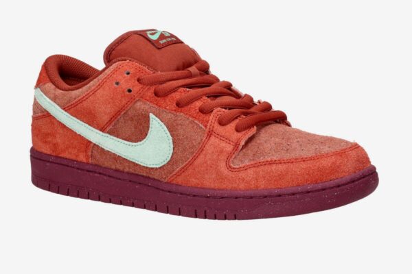 NIKE SB DUNK LOW PRO PREMIUM ZAPATILLA (MYSTIC RED EMERALD RISE) - Imagen 2