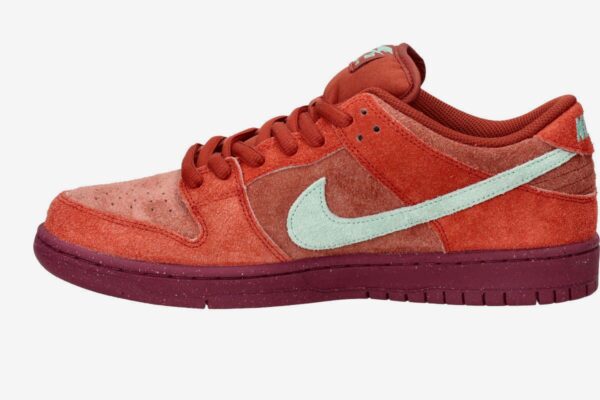 NIKE SB DUNK LOW PRO PREMIUM ZAPATILLA (MYSTIC RED EMERALD RISE) - Imagen 4